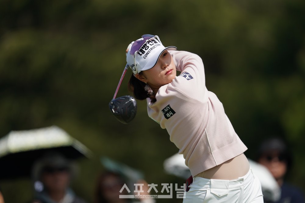 [청년골프] 김민선7이 티샷후 볼 방향을 보고 있다