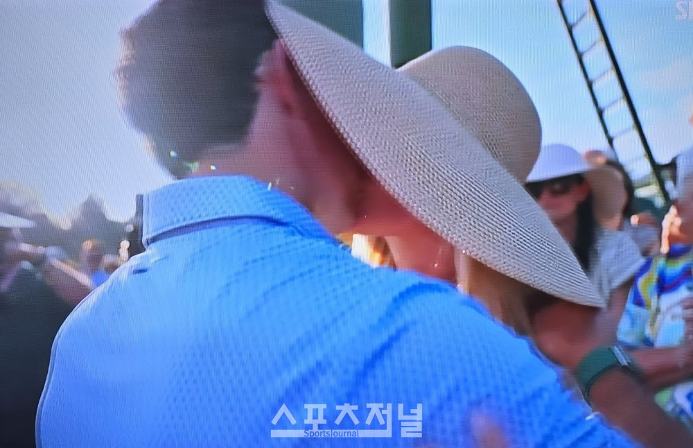 [포토]부인과 키스 하며 우승의 기쁨을 나누는 로리 매킬로이