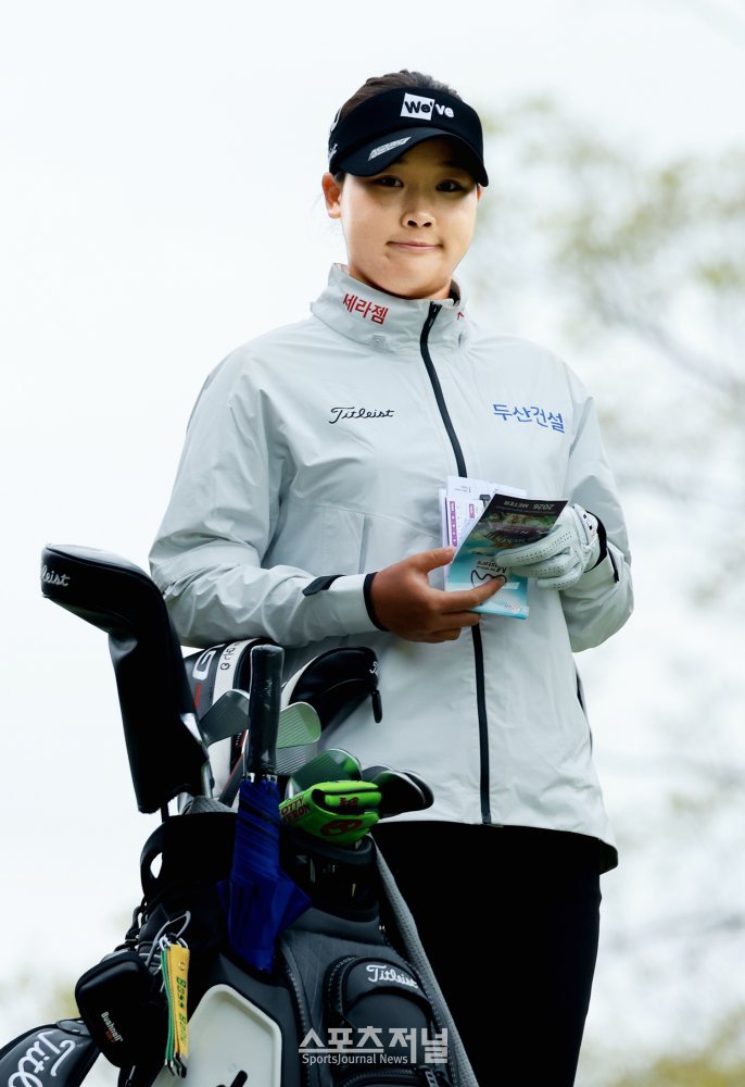 [SJ골프] 야디지 북 점검하는 김민솔, KLPGA ‘넥센 · 세인트나인 Masters 2026’
