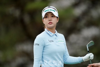 [포토] 2번홀에서 코스를 바라보고 있다