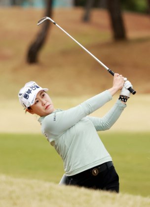 [청년골프] 지한솔 세컨드 샷 ,KLPGA 'iM금융오픈 2026' 둘째 날 티샷