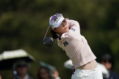 [청년골프] 김민선7이 티샷후 볼 방향을 보고 있다