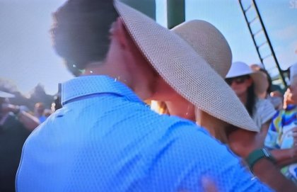 [포토]부인과 키스 하며 우승의 기쁨을 나누는 로리 매킬로이