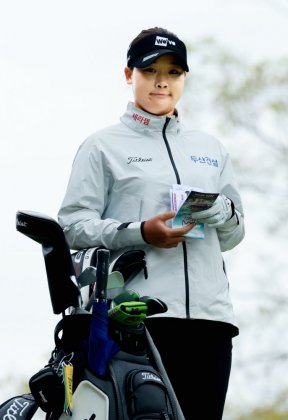 [SJ골프] 야디지 북 점검하는 김민솔, KLPGA ‘넥센 · 세인트나인 Masters 2026’
