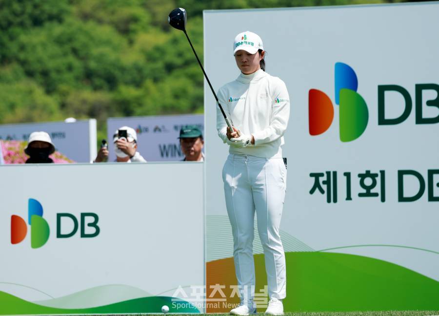 [SJ골프] 방향 확인하는 안재희,KLPGA '제1회 DB 위민스 챔피언십'1번홀