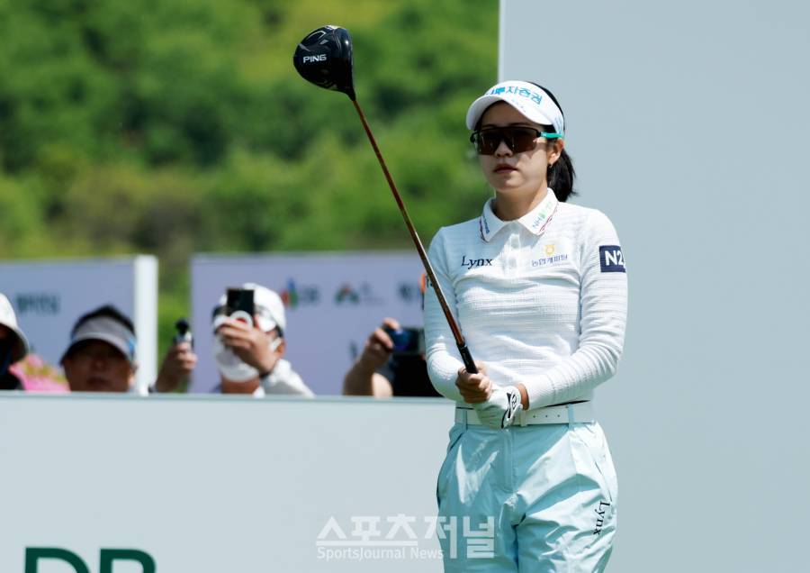 [SJ골프] 방향 확인하는 박민지,KLPGA '제1회 DB 위민스 챔피언십'1번홀