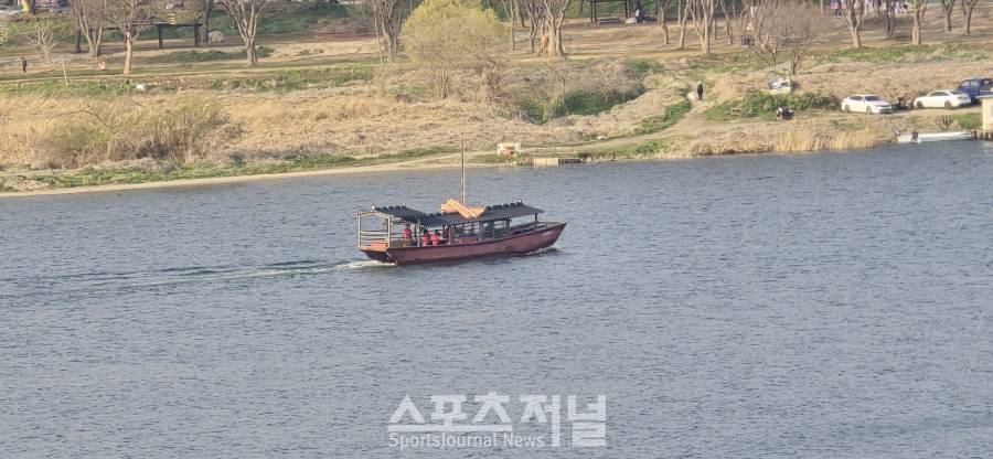 남한강에 떠다니는 돗단배