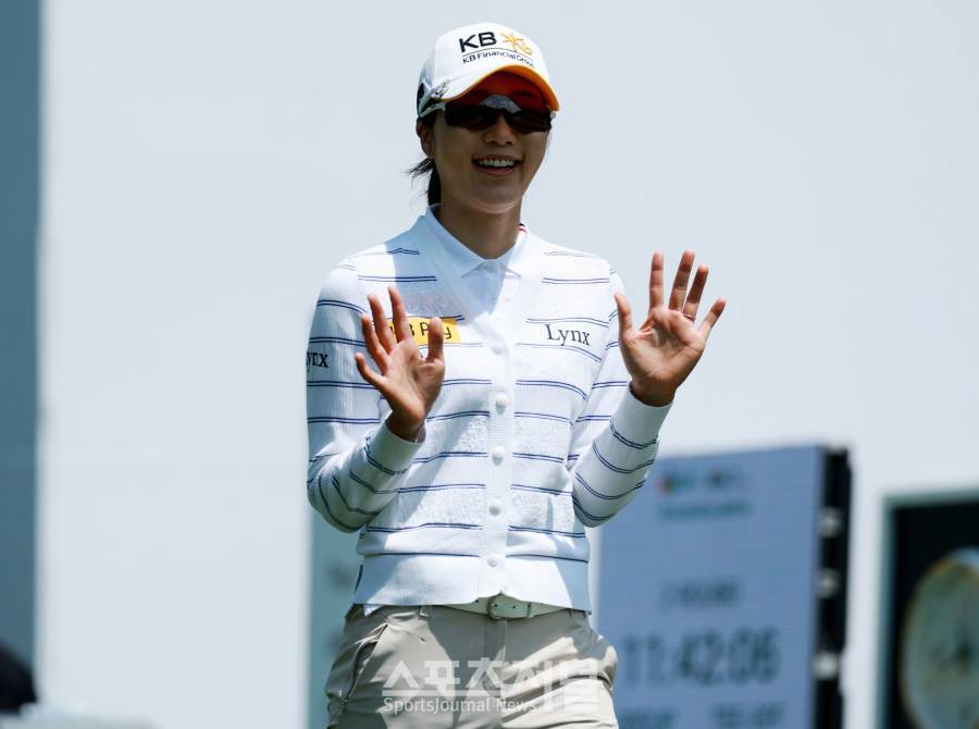[SJ골프] 손인사 하며 이동하는 안송이,KLPGA '제1회 DB 위민스 챔피언십' 둘째날 10번홀 티샷