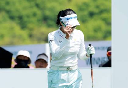 [SJ골프] 인사하는 박민지,KLPGA '제1회 DB 위민스 챔피언십'1번홀