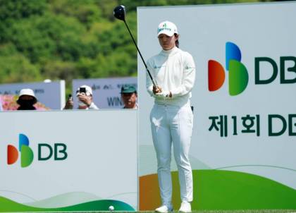 [SJ골프] 방향 확인하는 안재희,KLPGA '제1회 DB 위민스 챔피언십'1번홀