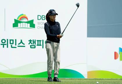 [SJ골프] 방향 살피는 박서현 ,KLPGA '제1회 DB 위민스 챔피언십'둘째날 1번홀 출발