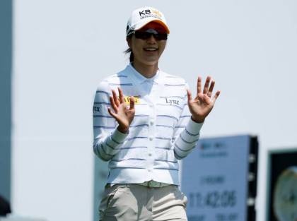 [SJ골프] 손인사 하며 이동하는 안송이,KLPGA '제1회 DB 위민스 챔피언십' 둘째날 10번홀 티샷