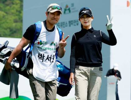 [SJ골프] 캐티와 손인사 하며 이동하는 박서현,KLPGA '제1회 DB 위민스 챔피언십' 둘째날 10번홀 티샷