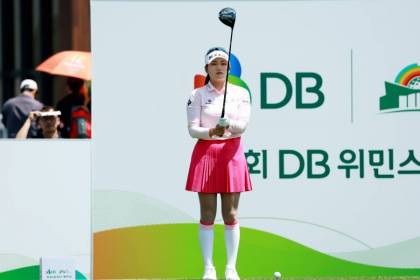 [SJ골프] 방향 확인하는 노승희,KLPGA '제1회 DB 위민스 챔피언십' 둘째날 1번홀 티샷