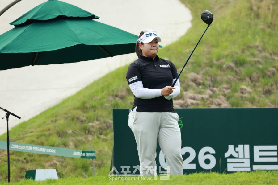 [SJ골프] 방향 확인하는 송은아, 2026 셀트리온 퀸즈 마스터즈 티샷